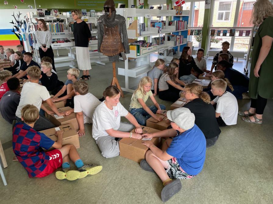 Børnene venter på at pakke bøgerne ud